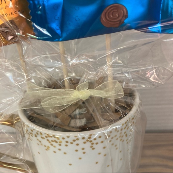 Gift Set GODIVA Belgium Chocolates and Mug 16 oz - Picture 3 of 16